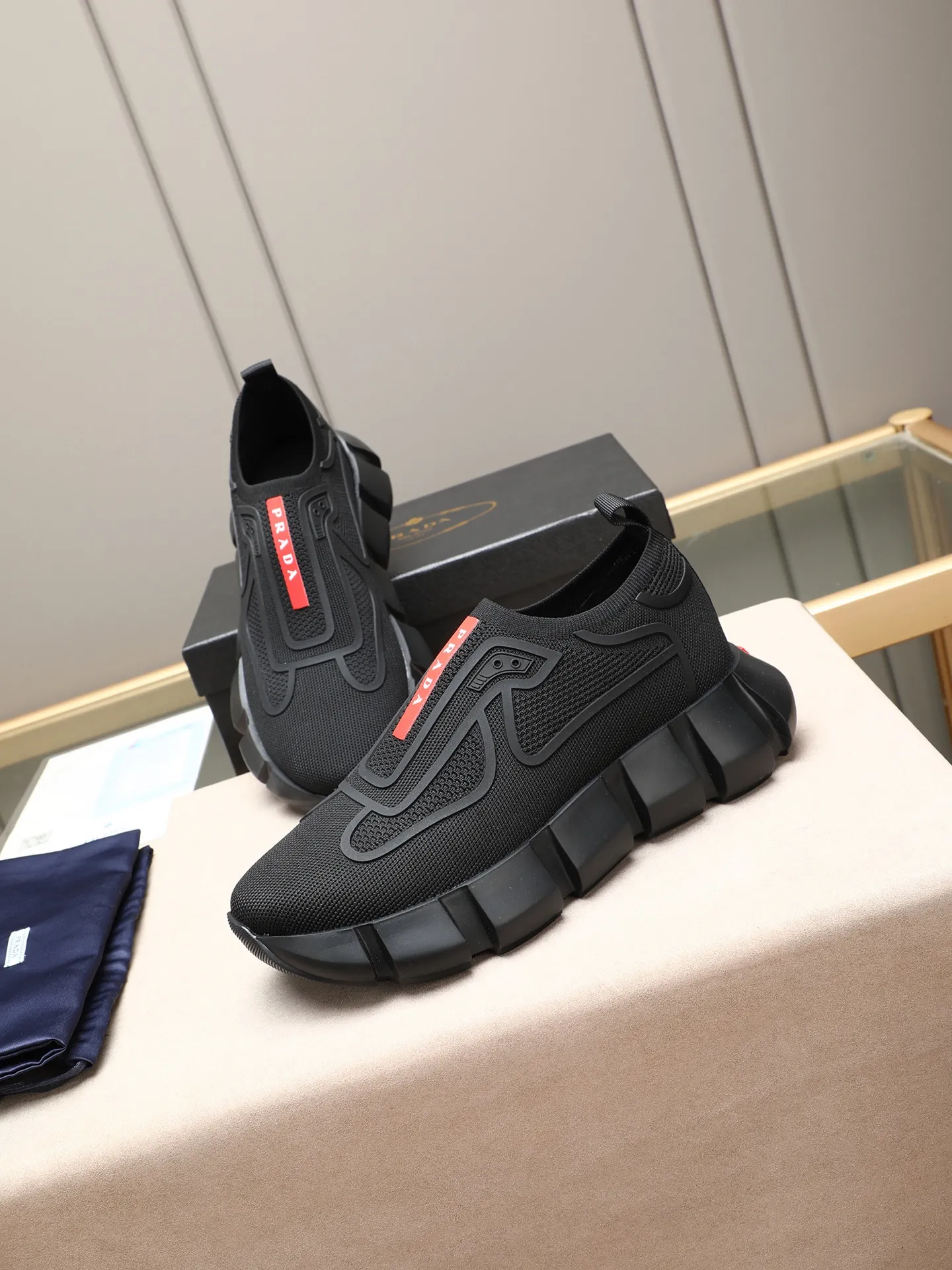 Men's shoes 💰460 PRADA/Prada men's lace-up casual sports shoes, the upper is made of high-elastic fly woven➕joined with breathable mesh. It is soft, comfortable and breathable. The tongue is decorated with the PRADA brand letter logo. The thick rubber sole echoes the red label tongue. The style is fashionable and generous. The details are carefully crafted. A casual sports shoe with a super western style and excellent breathability!  Size: 38-44 (45 46 customized)